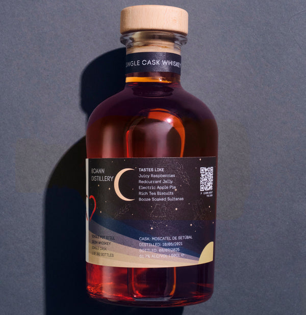 Close-up of The Heart Cut #23 back label showing tasting notes — juicy raspberries, redcurrant jelly, electric apple pie, rich tea biscuits, booze soaked sultanas — Moscatel de Setúbal cask, distilled 10/05/2021, bottled 08/07/2025, 61.7% ABV